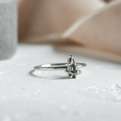 Minimalist cluster ring with salt and pepper diamonds VITTORIA
