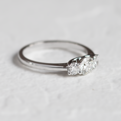 Zlatý zásnubní prsten s diamanty VIZO