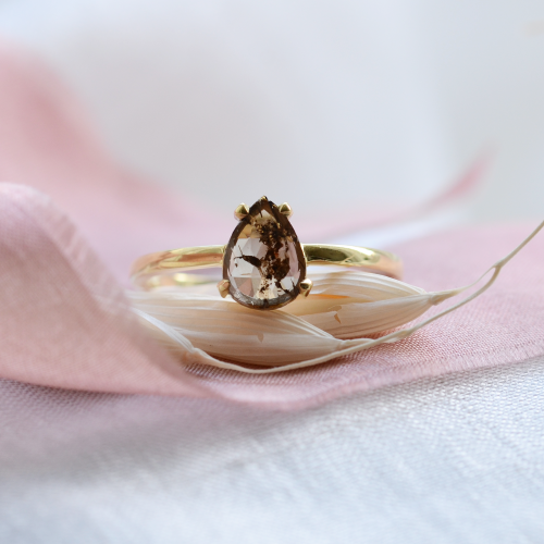 Zlatý prsten s diamantem salt and pepper ve tvaru kapky BERTA