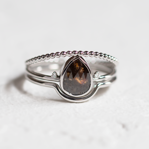 Zlatý zásnubní set s pear salt and pepper diamantem MEGGIE