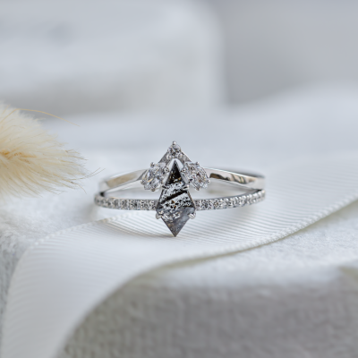Set of gold rings with salt and pepper diamond and moissanites ZEQUIN