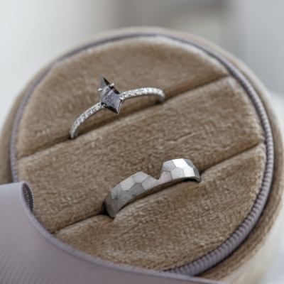 Engagement set of tree rings with salt and pepper diamonds ZERIX