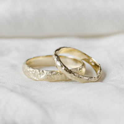 Zlaté snubní prsteny se strukturou měsíce APOLLO