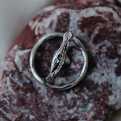 Wavy gold wedding rings with a diamond APRILIA