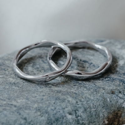 Wavy gold wedding rings with a diamond APRILIA