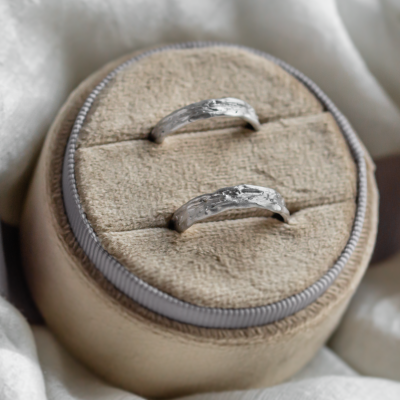 Netradiční snubní prsteny s přírodním povrchem ARETA