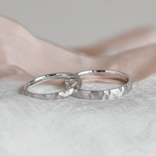 Netradiční snubní prsteny s tepaným povrchem BANG