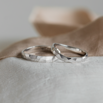 Original wedding rings with hammered surface BEAT