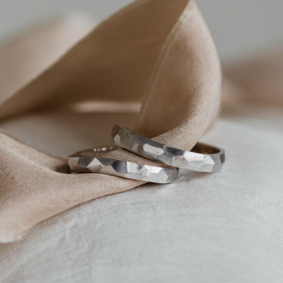 Original wedding rings with hammered surface BEAT