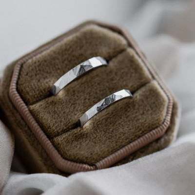 Platinové snubní prsteny s tepaným povrchem BOMM