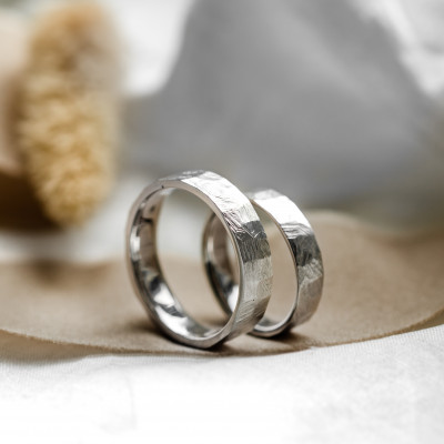 Platinové snubní prsteny s tepaným povrchem BOMM