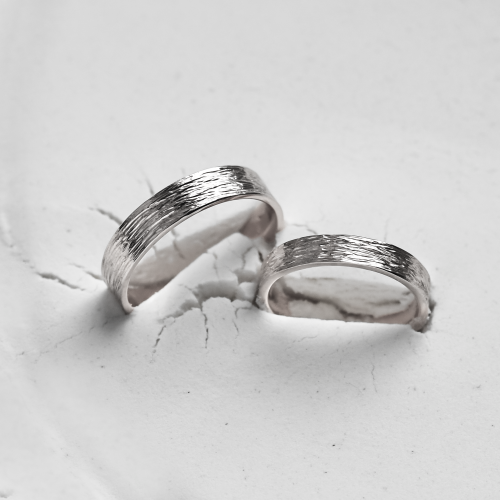 Platinové snubní prsteny s povrchem stromové kůry BRANCHI