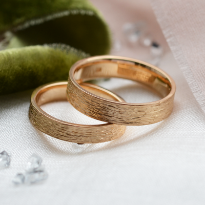 Zlaté snubní prsteny s povrchem stromové kůry BRANCH