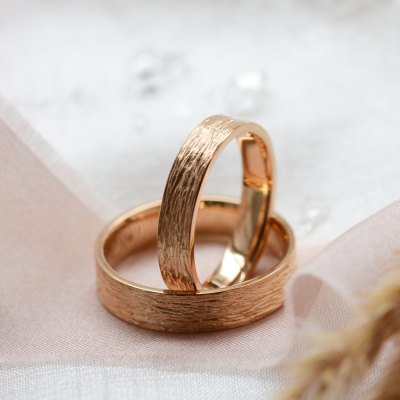 Zlaté snubní prsteny s povrchem stromové kůry BRANCH