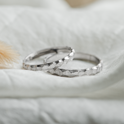 Gold wedding bands with structure CARRARA
