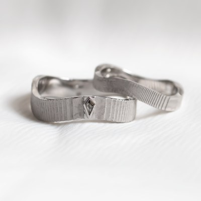 Originální snubní prsteny se salt and pepper diamantem CHARLES