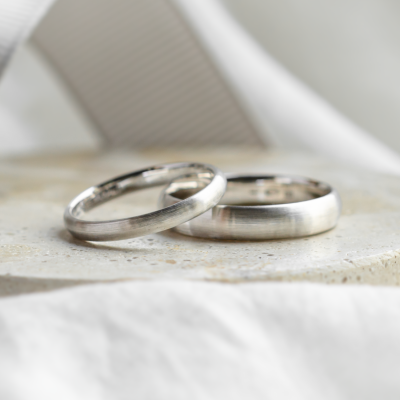Solid wedding rings made of yellow gold (mat)