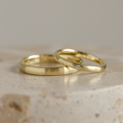 Solid wedding rings made of red gold with diamond (mat)