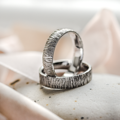 Matné snubní prsteny s reliéfním povrchem CUTI
