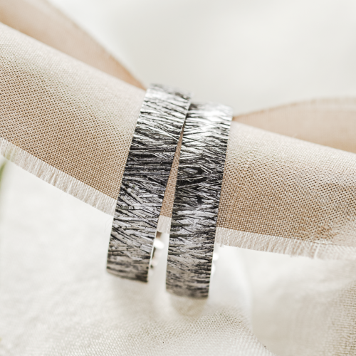 Matné snubní prsteny s reliéfním povrchem CUTI