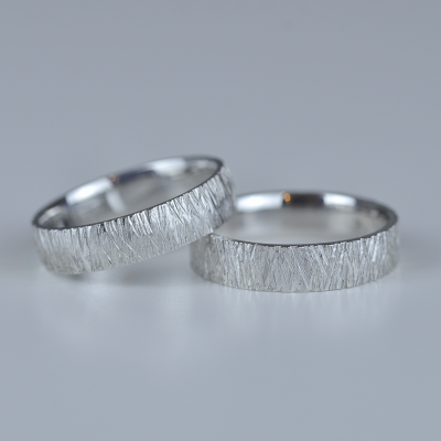 Matné snubní prsteny s reliéfním povrchem CUTI