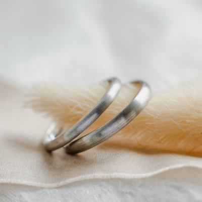 Snubní prsteny matné z bílého zlata - půlkulaté
