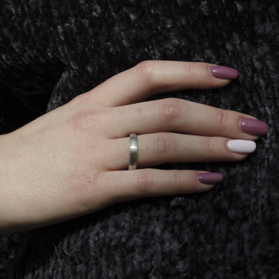 Snubní prsteny z bílého zlata - jednoduchost a jemnost (matné)