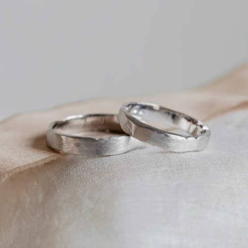 Netradiční snubní prsteny s nepravidelnými okraji DANTE