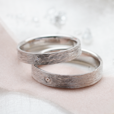 Netradiční snubní prsteny s povrchem stromové kůry a s diamanty DRUID
