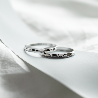 Unusual wedding rings with a shiny ESTELA