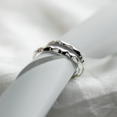Unusual wedding rings with a shiny ESTELA