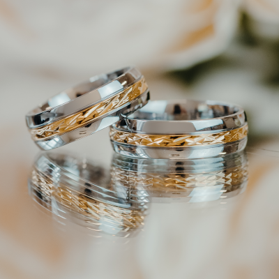 Snubní prsteny s reliéfem z kombinovaného zlata FIDES
