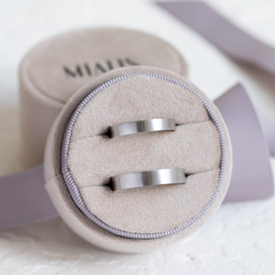 Ploché matné snubní prsteny z bílého zlata ZIA