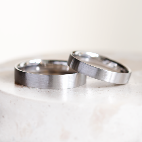 Ploché matné snubní prsteny z bílého zlata ZIA