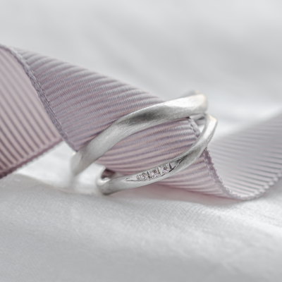 Matte organic wedding rings with diamonds FLUME