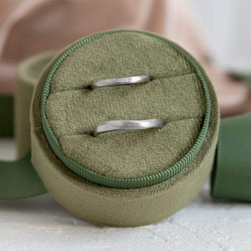 Matné organické snubní prsteny s diamanty FLUME