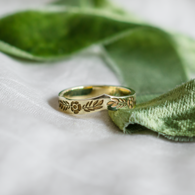 Original wedding bands with curved shape and flowers FOLK