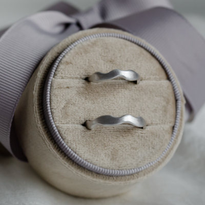 Unusual wedding rings in curved shape GOCCIO