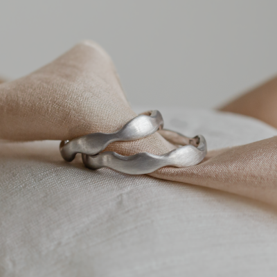 Unusual wedding rings in curved shape GOCCIO