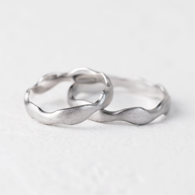 Unusual wedding rings in curved shape GOCCIO