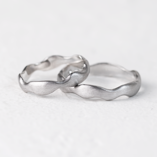 Unusual wedding rings in curved shape GOCCIO