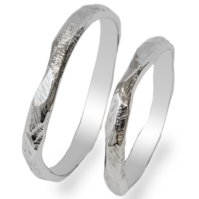 Minimalistické snubní prsteny s tepaným povrchem GOLI