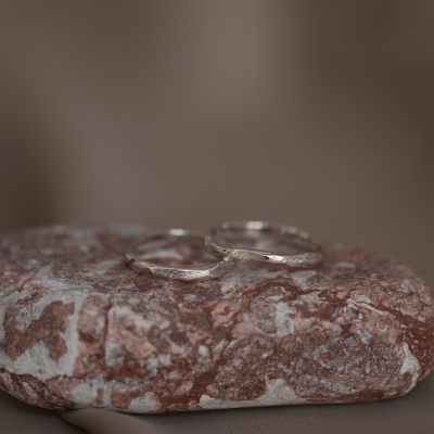 Minimalistické snubní prsteny s tepaným povrchem GOLI