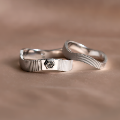 Netradiční snubní prsteny se salt and pepper diamantem JACKLYN