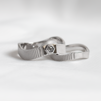 Netradiční snubní prsteny se salt and pepper diamantem JACKLYN