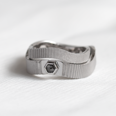 Netradiční snubní prsteny se salt and pepper diamantem JACKLYN