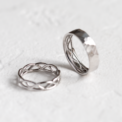 Crossed golden wedding rings JAS