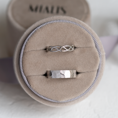 Crossed golden wedding rings JAS