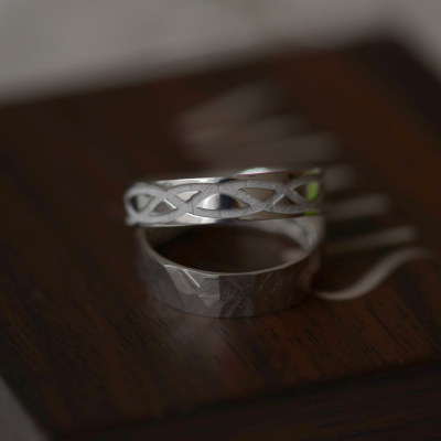Originální snubní prsteny s geometrickým tvarem JESI