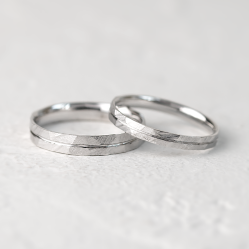 Elegantní snubní prsteny s tepaným povrchem a linií LADO